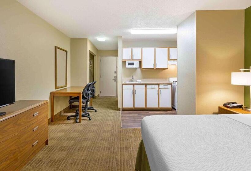 Студия Стандарт, Hometowne Studios And Suites By Red Roof Greensboro