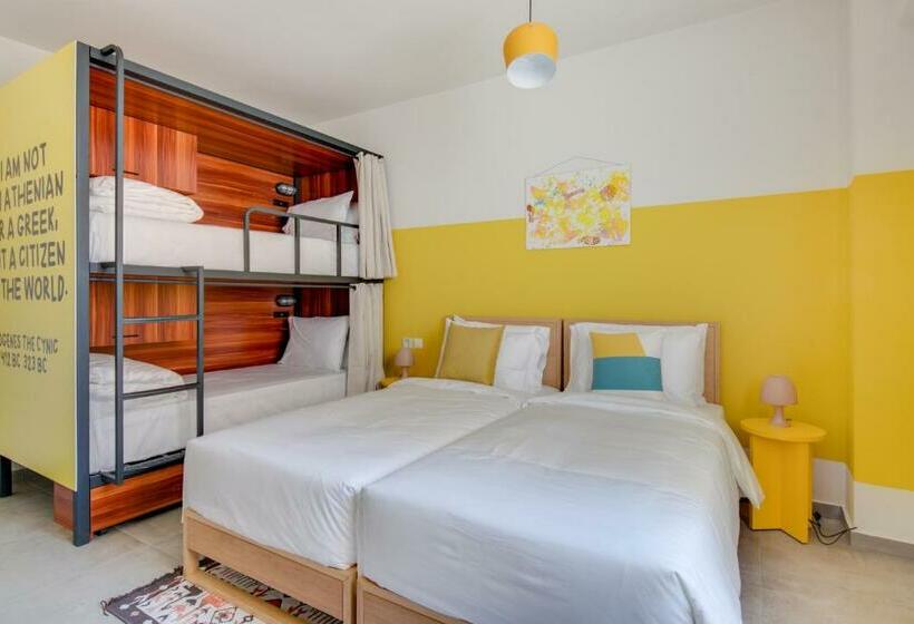 Quarto Familiar, Selina Athens Theatrou