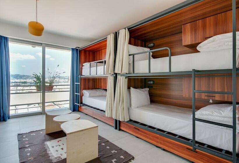 Cama em Quarto Compartilhado, Selina Athens Theatrou
