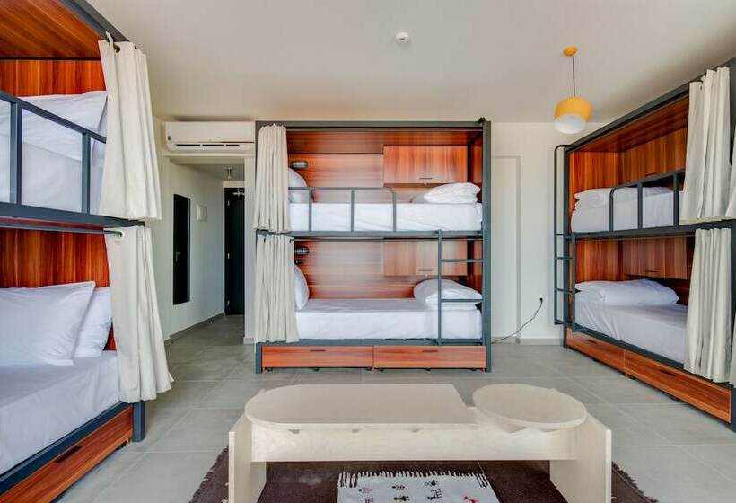 Cama em Quarto Compartilhado, Selina Athens Theatrou