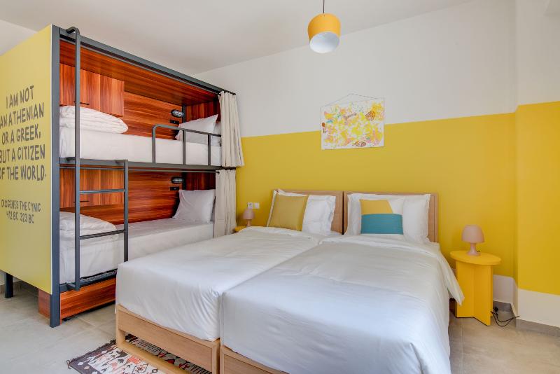 Quarto Familiar, Selina Athens Theatrou