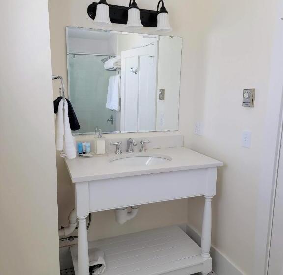 Люкс Кровать Кинг, East Wind Inn & Suites