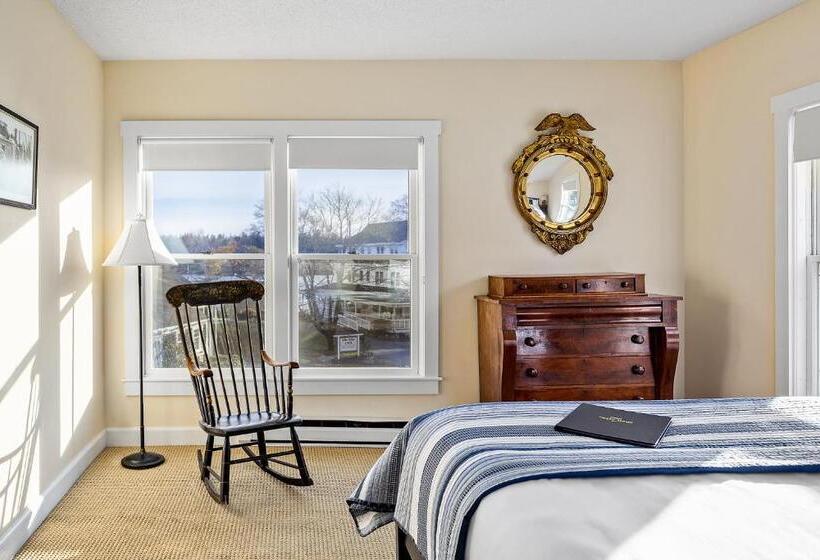 Люкс, East Wind Inn & Suites