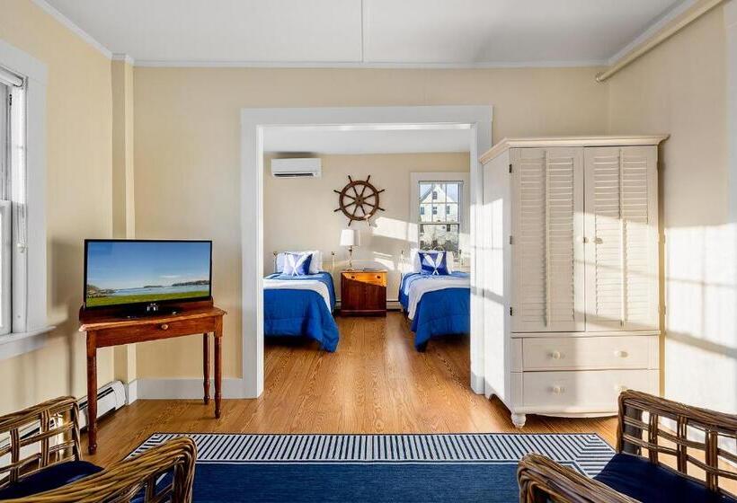 Люкс, East Wind Inn & Suites
