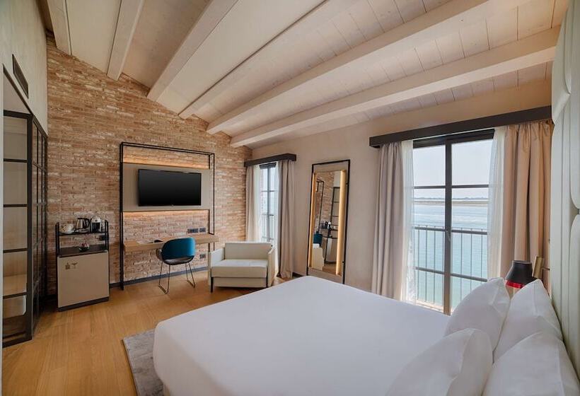 Suite with lake view, NH Collection Murano Villa
