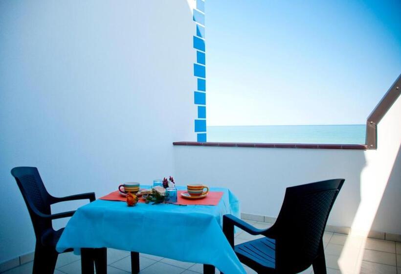 اتاق استاندارد با تراس و چشم‌انداز دریا, In Riva Al Mare B&b