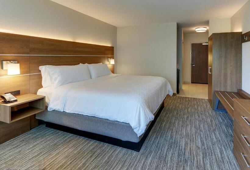 带大床的套房, Holiday Inn Express & Suites   Roanoke – Civic Center