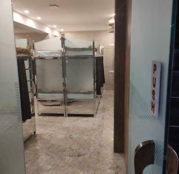 공용 욕실 구비 공동 객실 내의 침대, Diamond Ac Dormitory And Guest House
