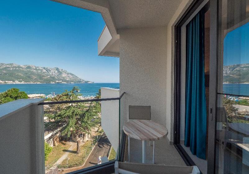 اتاق سوپریور با چشم‌انداز جانبی دریا, Montenegro