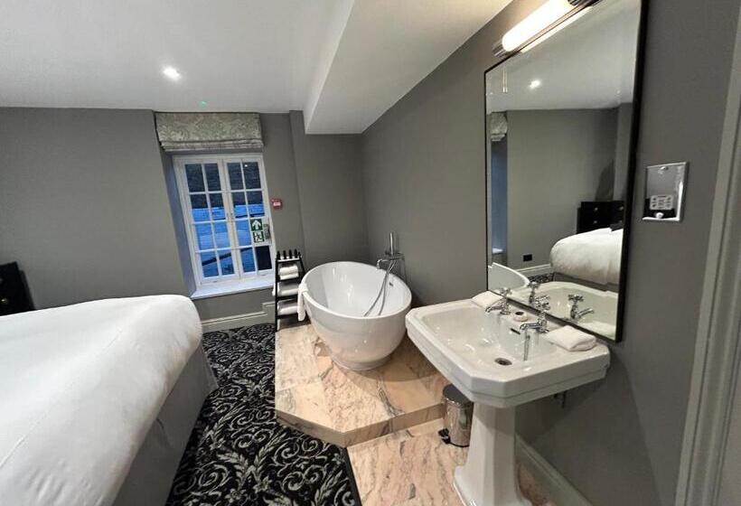 سوییت با چشم‌انداز باغ, No. 30 Knightsbridge