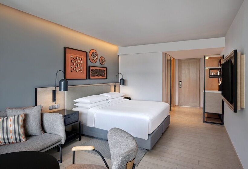 스탠다드 룸 더블 침대, Four Points By Sheraton Phuket Patong Beach Resort