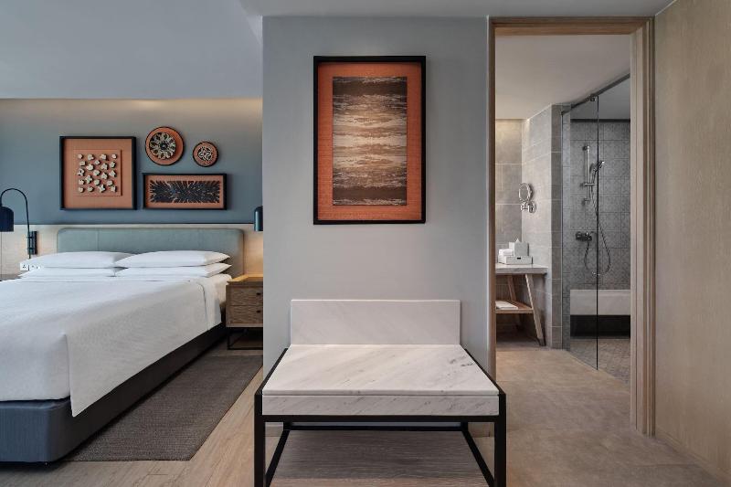 스위트 킹사이즈 침대, Four Points By Sheraton Phuket Patong Beach Resort
