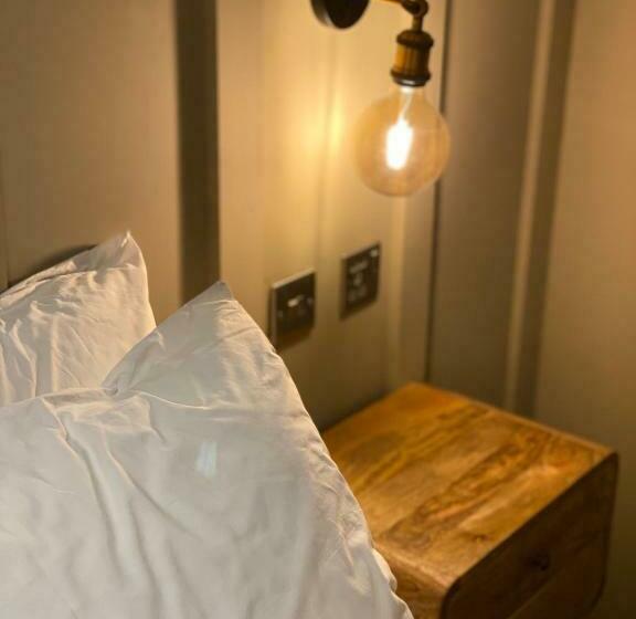 اتاق لوکس با تخت بزرگ, Lodge At Tap Haus
