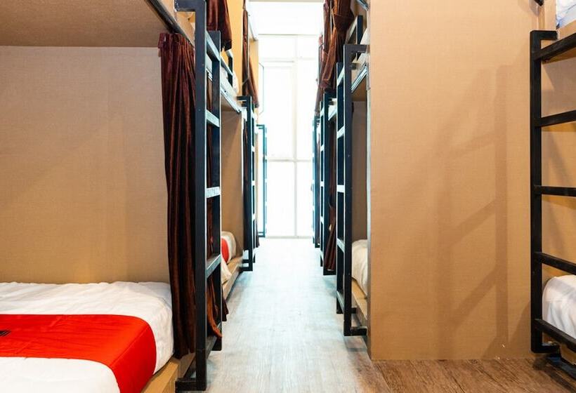 Кровать в Общей Комнате, Reddoorz Hostel @ Di Panjaitan Simpang Lima