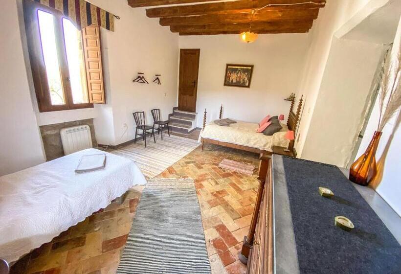 Стандартный внешний трехместный номер с ванной комнатой, Casa Rural Sant Petrus De Madrona
