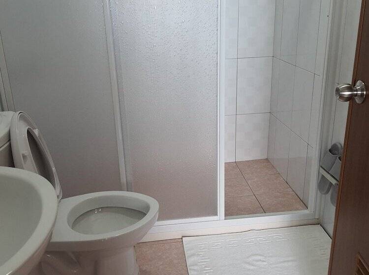 اتاق پریمیوم چهارنفره, Blackfoot Homestay
