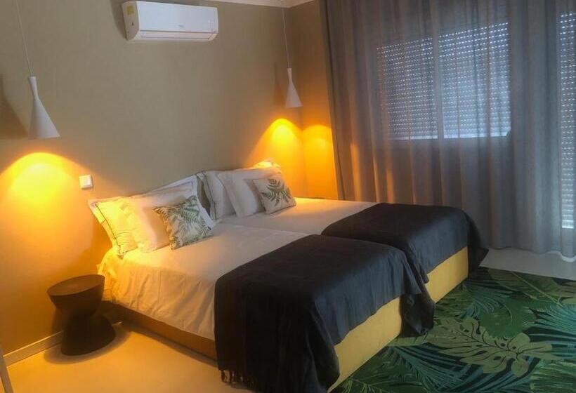 استودیو خانوادگی, Bus Station Suites & Studios