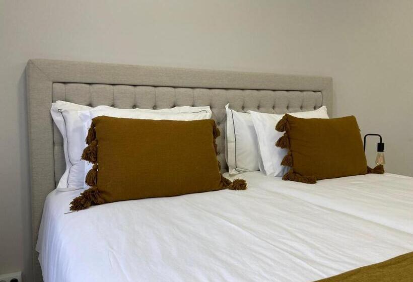 اتاق خانوادگی, Bus Station Suites & Studios