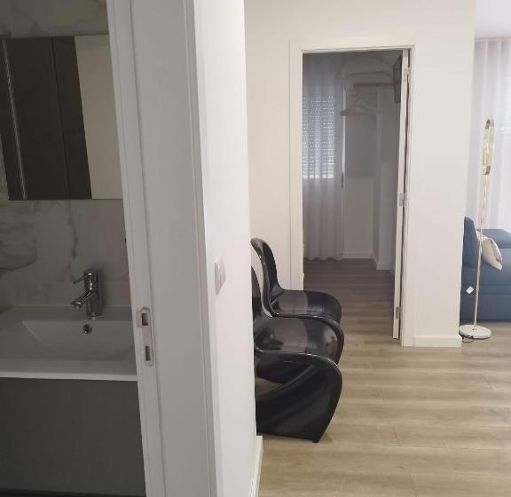 استودیوی سوپریور, Bus Station Suites & Studios