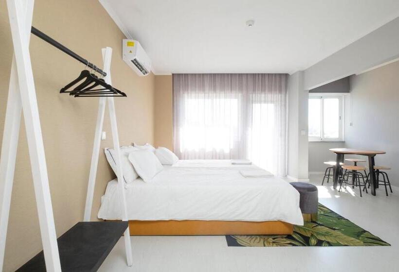 استودیو خانوادگی, Bus Station Suites & Studios