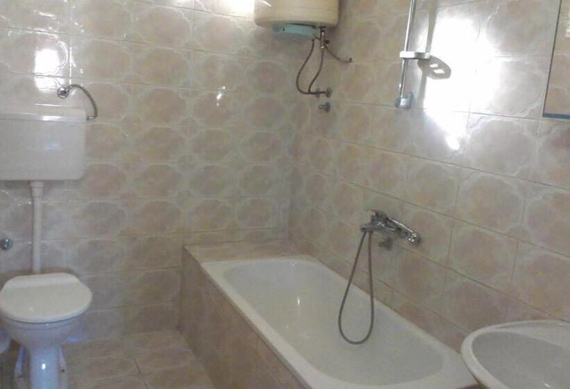 اتاق سه‌نفرۀ استاندارد با سرویس بهداشتی بیرون از اتاق, Guesthouse Sinani