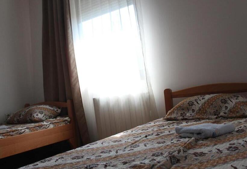 اتاق پنج‌تخته استاندارد, Hostel S