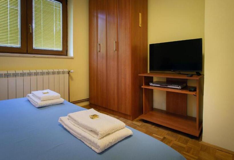 استودیو استاندارد با چشم‌انداز باغ, Apartments Mery