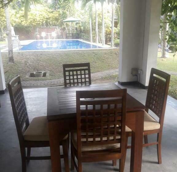 プールビュースタンダードルーム, Bentota Home Stay