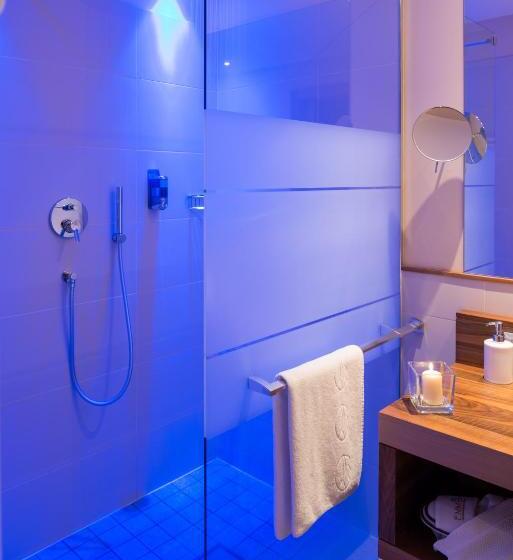 سوئیت 2 خوابه, Emmy  Five Elements