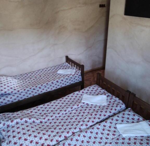 اتاق استاندارد سه تخته با سرویس بهداشتی مشترک, Family Hotel Mtamta