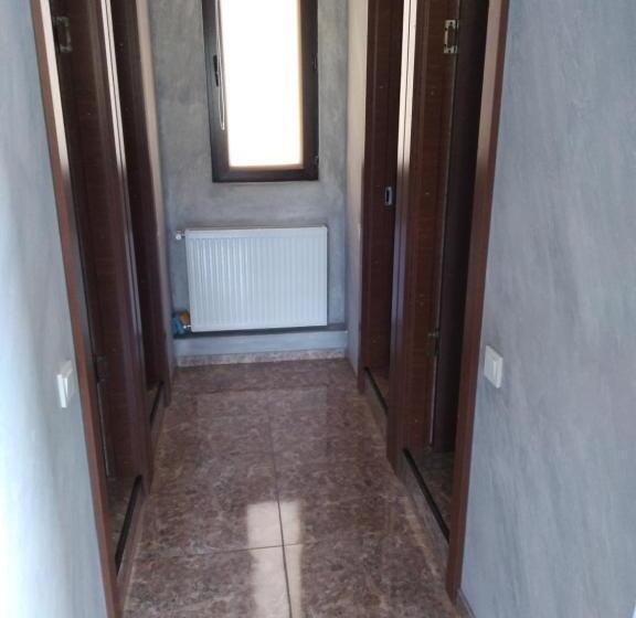 اتاق استاندارد سه تخته با سرویس بهداشتی مشترک, Family Hotel Mtamta