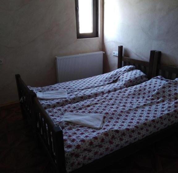 اتاق استاندارد سه تخته با سرویس بهداشتی مشترک, Family Hotel Mtamta
