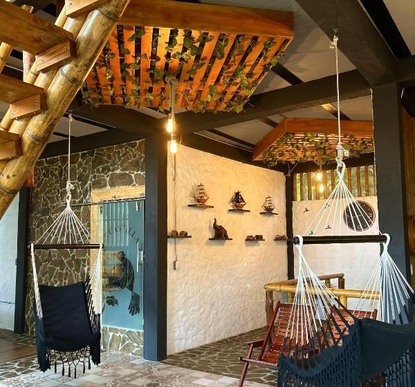이코노미 쿼드러플룸(공용 화장실), La Veranda Hotel & Restaurant