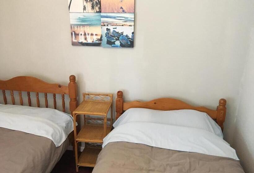 Номер Стандарт, Pantyrathro International Hostel