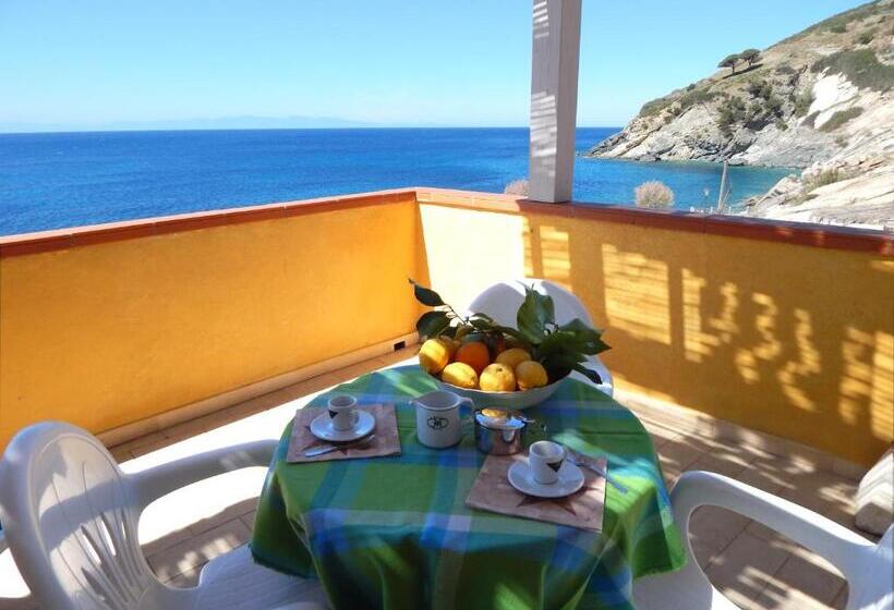 带一个卧室和一个阳台的海景公寓, Appartamenti   Villa Mare