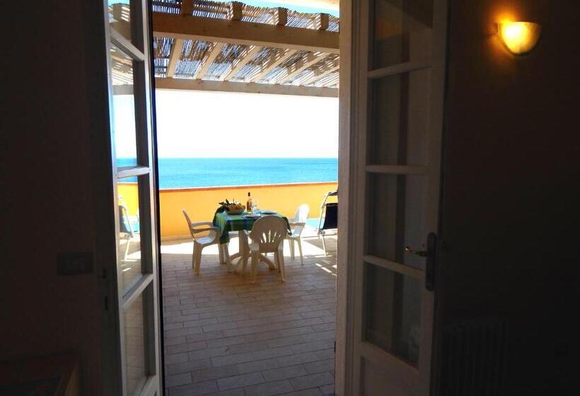 带一个卧室和一个阳台的海景公寓, Appartamenti   Villa Mare