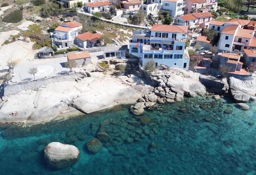 带一个卧室和一个阳台的海景公寓, Appartamenti   Villa Mare