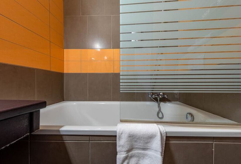 Семейный Номер, Logis Hotel Noemys Pont De L Etoile