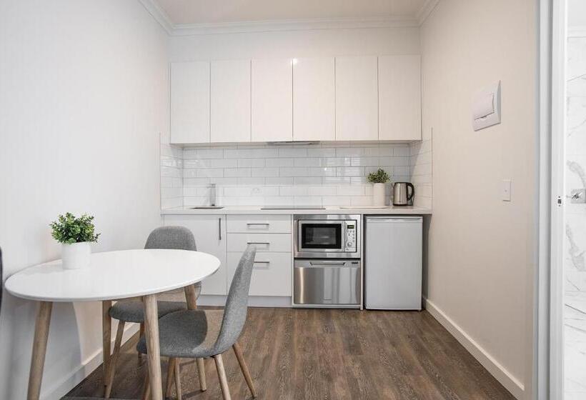 스탠다드 스튜디오, Newington Apartments