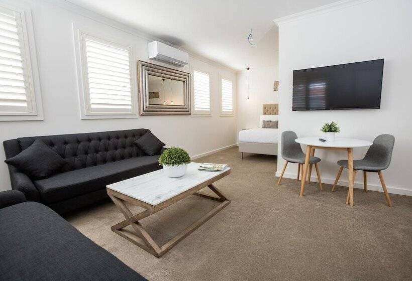 스탠다드 스튜디오, Newington Apartments