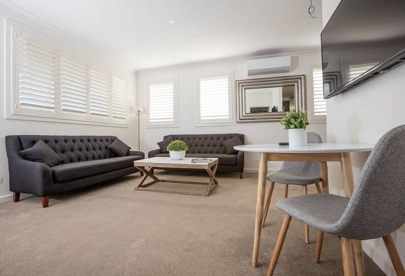 스탠다드 스튜디오, Newington Apartments