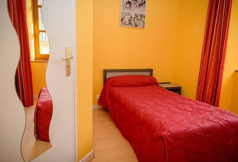 Номер Стандарт Трехместный, Logis Hôtels   Hostellerie Des Lauriers   Hôtel Et Restaurant
