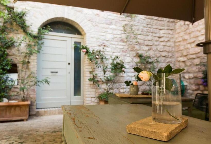 Номер Стандарт, Residenza La Corte Assisi