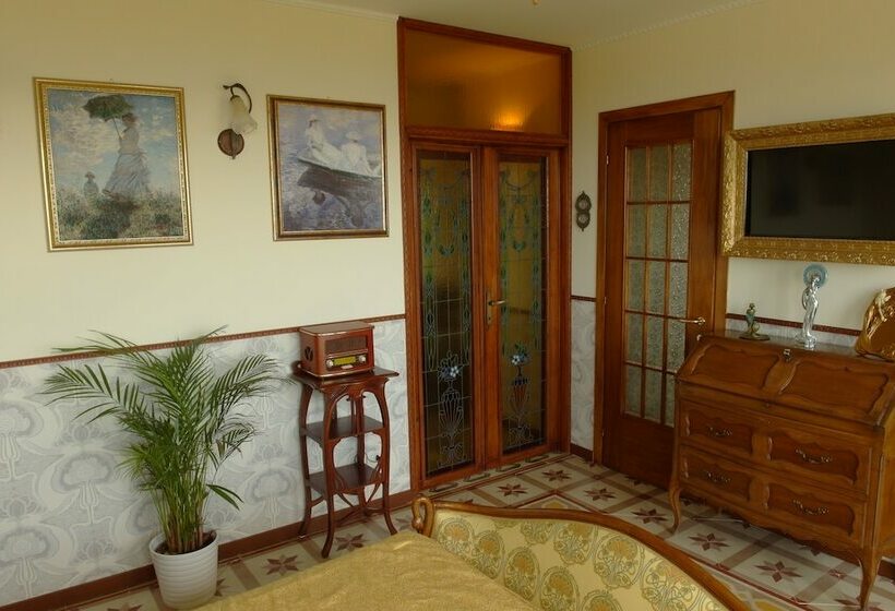 컴포트 룸, The White Villa
