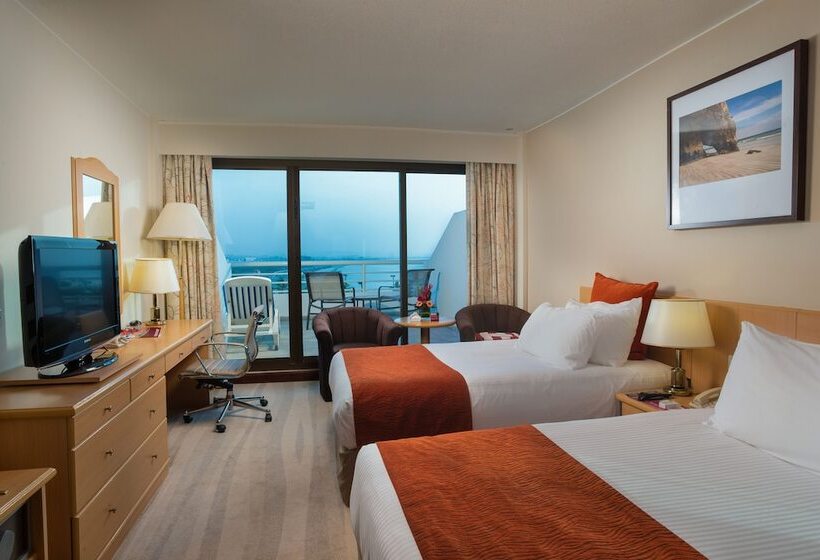 اتاق استاندارد با بالکن و چشم‌انداز دریا, Crowne Plaza Muscat, An Ihg
