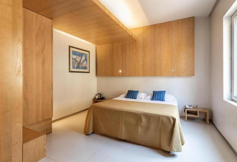 Economy Triple Room, Minerva