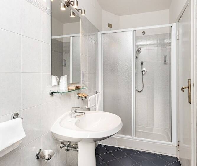 Economy Triple Room, Minerva