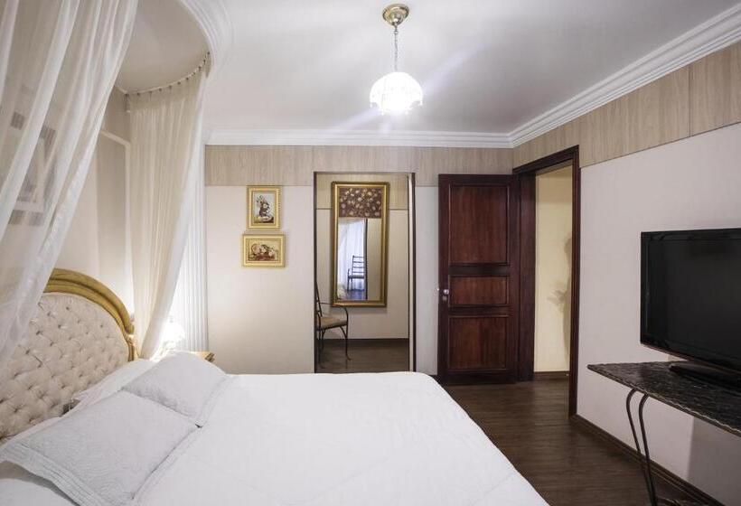 Президентский Люкс, Lang Palace   Fica No Centro Da Cidade