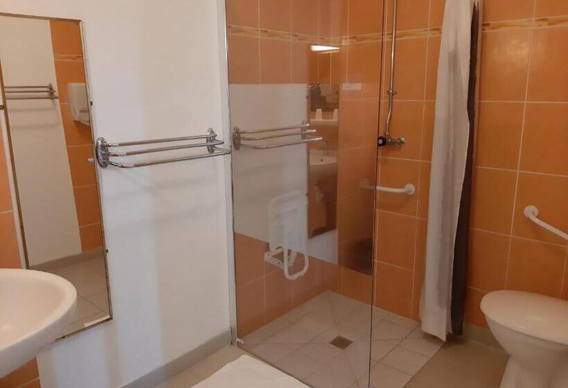 Номер Стандарт Адаптированный для Инвалидов, Home Des Pins Sarl
