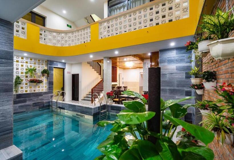 اتاق سه نفره دلوکس با چشم‌انداز استخر, The Lit Villa Hoi An